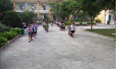 Không chỉ phụ huynh, học sinh Nam Định tan trường cũng tự giác xếp hàng đi ra khiến ai nấy xuýt xoa: “Cần nhân rộng”